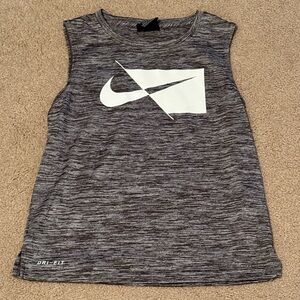 Nike Boys’ Gray Sleeveless Top / Tank
Size 7